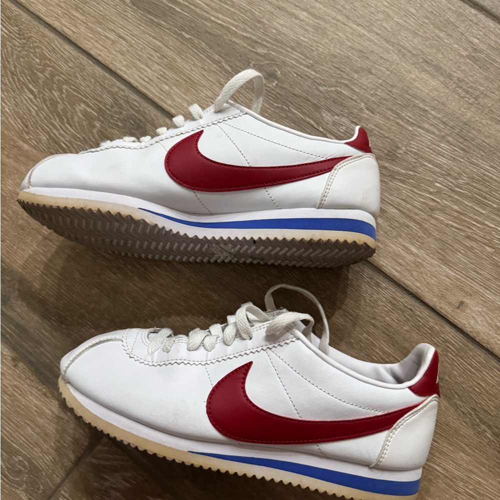 Nike Kids White and Red Sneakers with Blue Accent